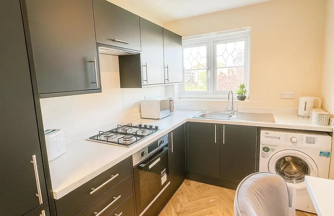 Manchester Stay Hub - 2Br With Free Parking, Near Airport & Attractions-1